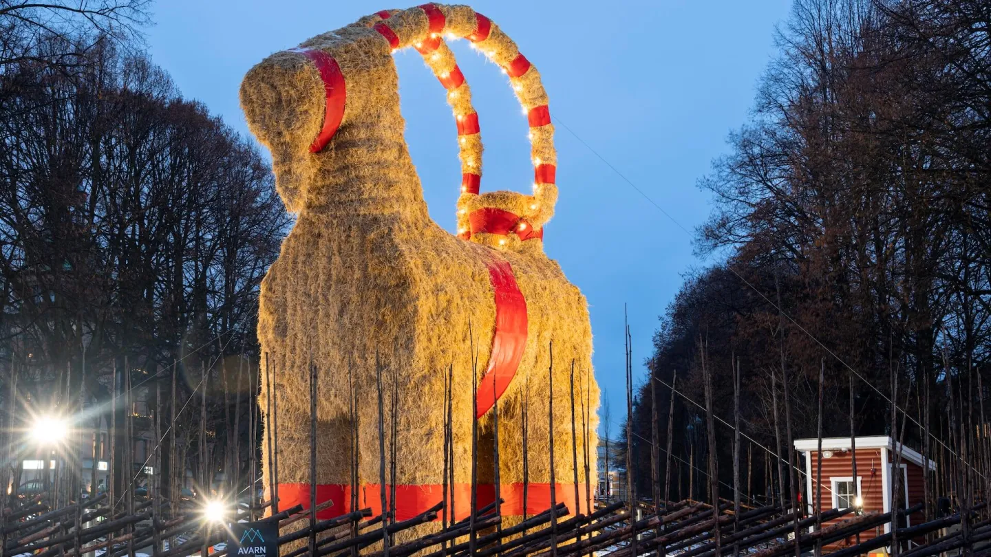 Gävlebocken upplyst på ett torg