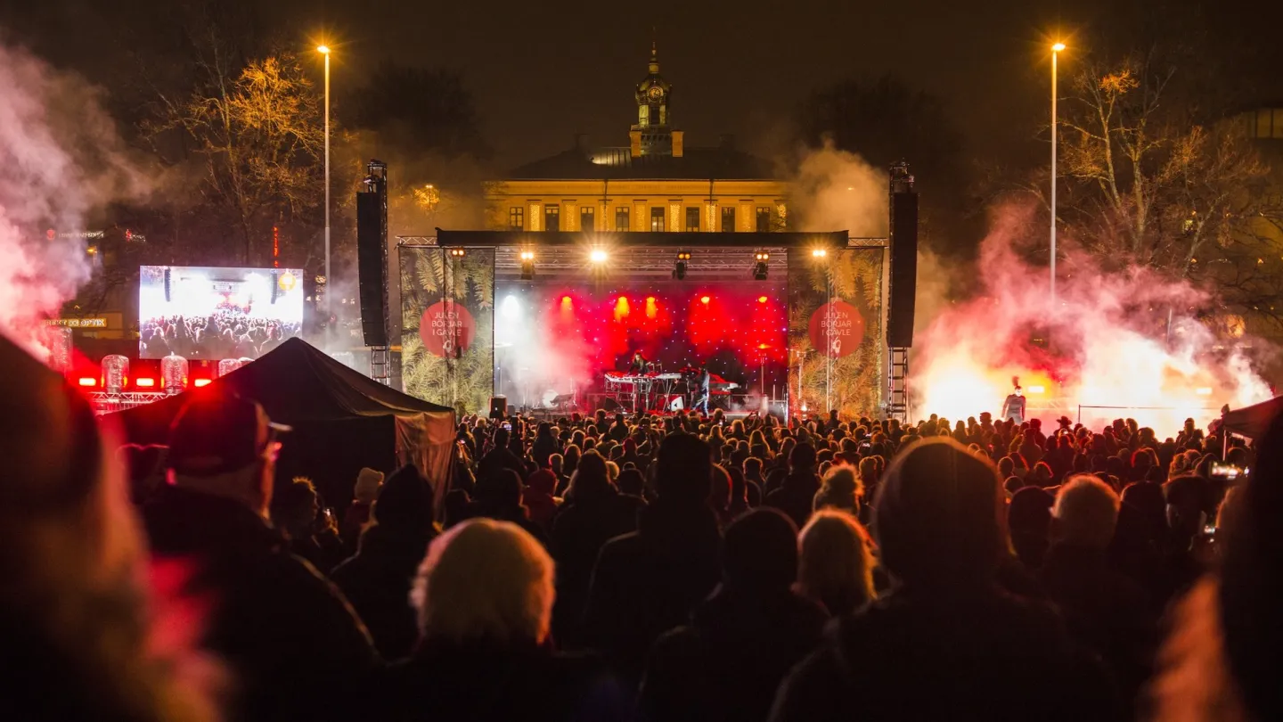 Utomhusscen en kväll inför julen i Gävle