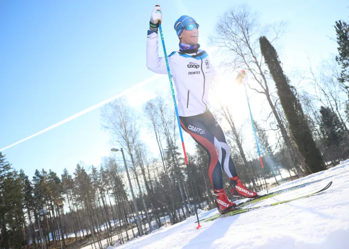 En skidåkare, blå himmel och gnistrande snö