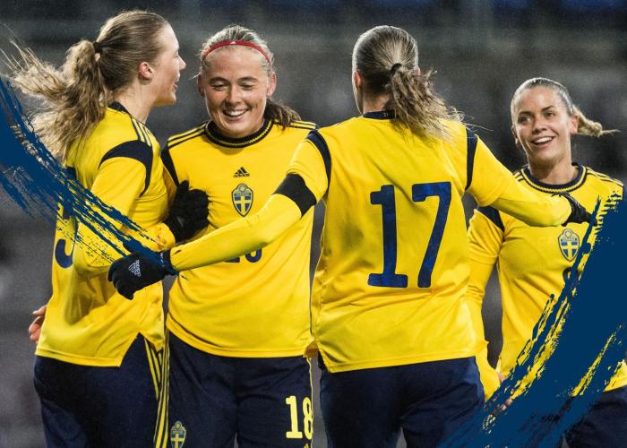Spelare från Sveriges U23-landslag i fotboll - fyra kvinnor i gulblåa tröjor.