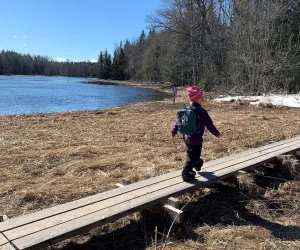 21. Idag_ska_vi_på_äventyr_LinneaChristiansson Barn som går på en språngbräda fin vår dag