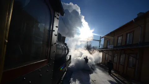 Ånglok ankommer station med en stins spå