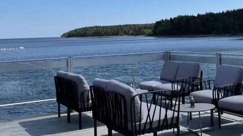 Veranda med launchgrupp och utsikt mot havet