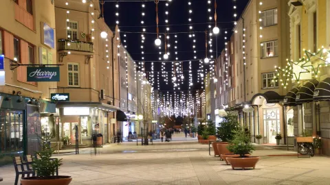 En fint och julupplyst gågata mitt i Gävle City