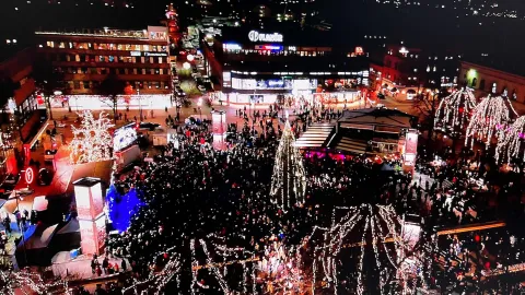 Drönarbild från Gävlebockens invigning på Stortorget