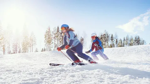 Barn som åker slalom på Kungsberget