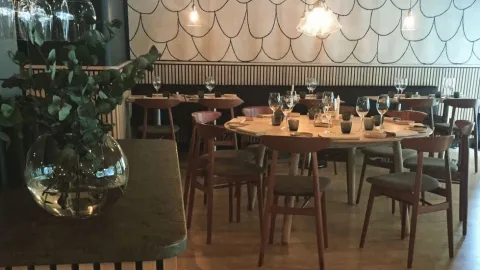 Inom på en restaurang med bord, stolar och soffa