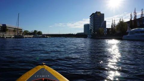 Fören på en kajak i vattenlinjen