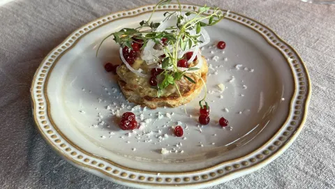 Kantarelltoast med lingon fin upplagt på en tallrik i gammal stil