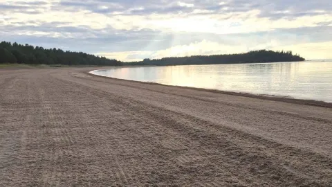 Stilla och folktom sandstrand