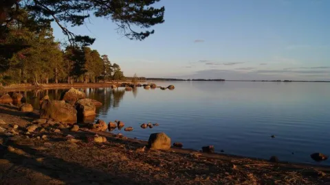 Fin strand och lugnt vatten