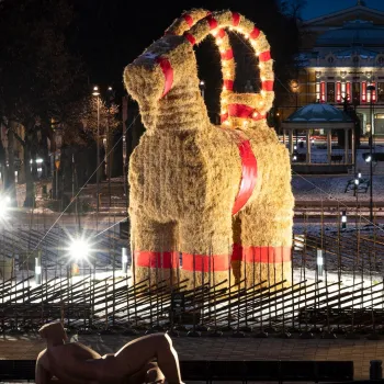 Gävlebocken upplyst på ett torg