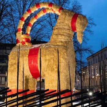 Gävlebocken står upplyst i en park