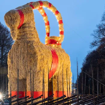 Gävlebocken upplyst på ett torg