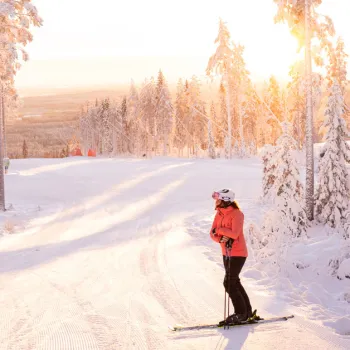 Skidåkare vilar sig i backen