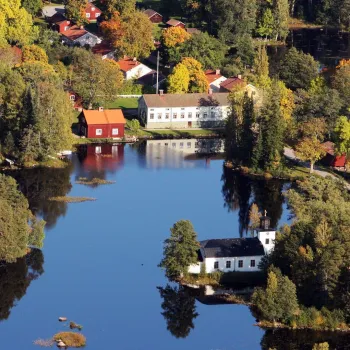 Drönarbild över flera byggnader vid en sjö