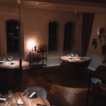 Restaurang i ett rum med dämpad belysning