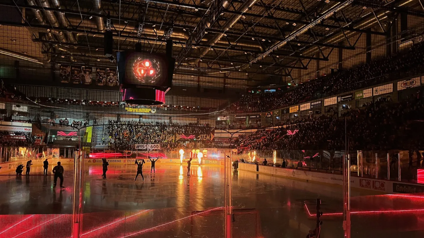 Hockyhall nedsläckt med ljusshow